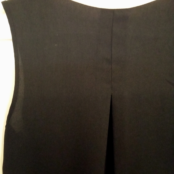 Massimo Two Tone V Neckline Sleeveless Blouse - Picture 3 of 11